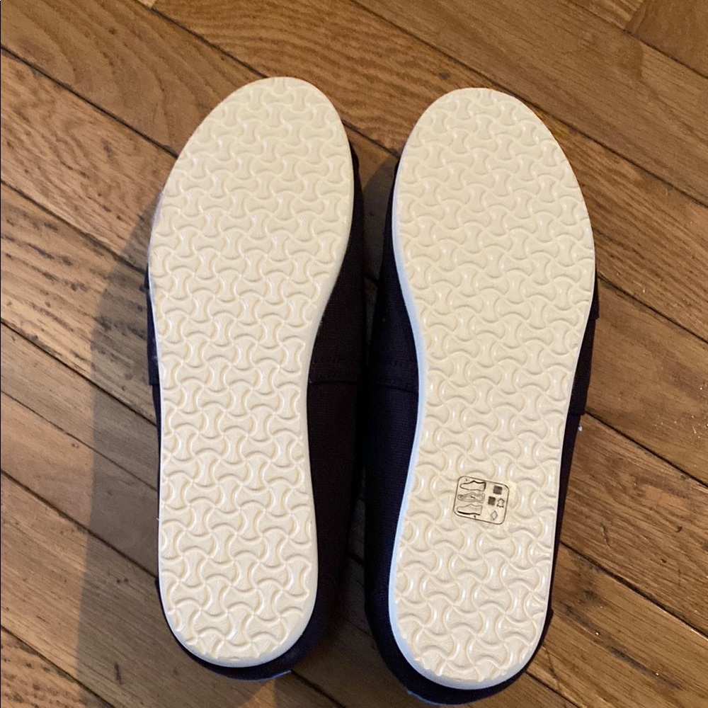 TOMS Women’s Black Slip-On Shoes - Picture 4 of 6